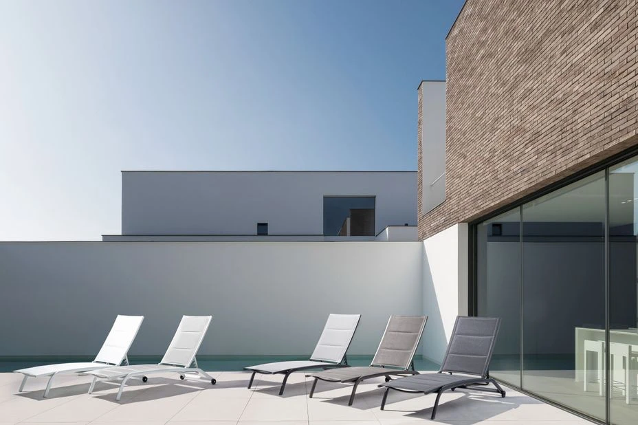 Chaise Longue En Aluminium Avec Roues Noir Chloé - Lot De 4 6 Chaise Longue En Aluminium Avec Roues Noir Chloé - Lot De 4 – Image 4