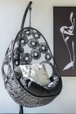 Fauteuil Suspendu Avec Coussins Métal Et Roseau Noir Bula -Mobilier De Jardin fauteuil suspendu avec coussins metal et roseau noir bula 5400924207267 1336063